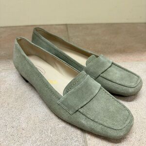 EUC Talbot’s sage green suede leather loafers
8B
